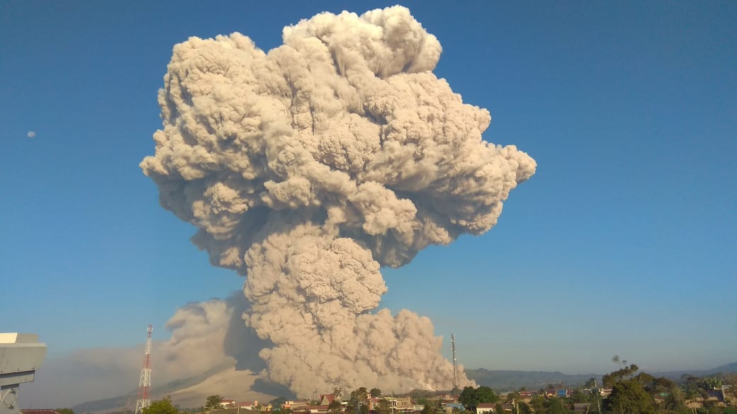 Kembali Bererupsi, Gunung Sinabung Luncurkan Awan Panas Sejauh 4.500 Meter
