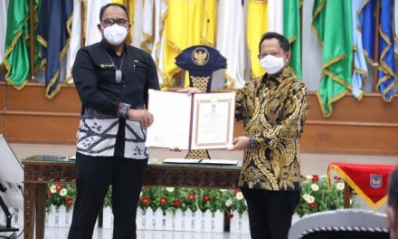 Mendagri Serahkan Penghargaan Satyalancana Wira Karya kepada Anggota V BPK RI Bahrullah Akbar