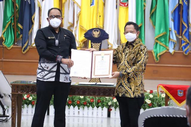 Mendagri Serahkan Penghargaan Satyalancana Wira Karya kepada Anggota V BPK RI Bahrullah Akbar