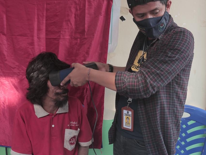Lama Dibujuk, Dukcapil Kemendagri Yakinkan Warga SAD Pentingnya Dokumen Kependudukan