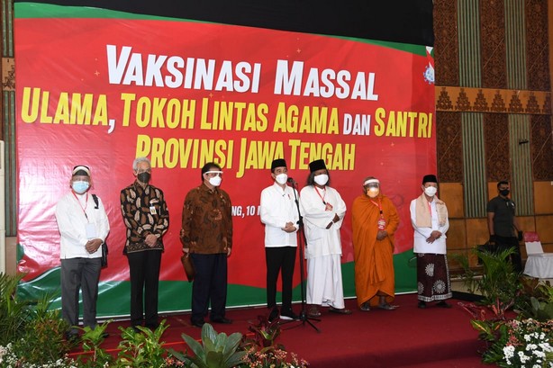 Presiden Jokowi Tinjau Vaksinasi Massal bagi Ulama dan Tokoh Lintas Agama