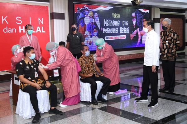 Presiden Tinjau Vaksinasi Massal Bagi Pelayan Publik di Jateng