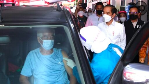 Presiden Jokowi Tinjau Vaksinasi Massal untuk Lansia dan Pengemudi Ojek Daring di GOR Pajajaran Bogor