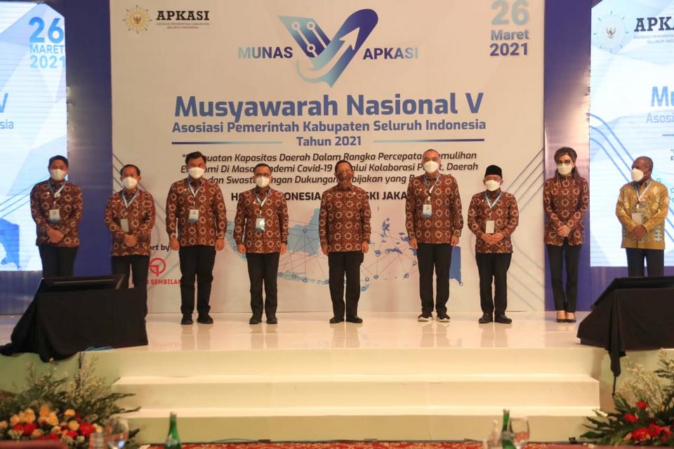 Mendagri Minta APKASI Tangani Pandemi dan Pemulihan Ekonomi Sekaligus