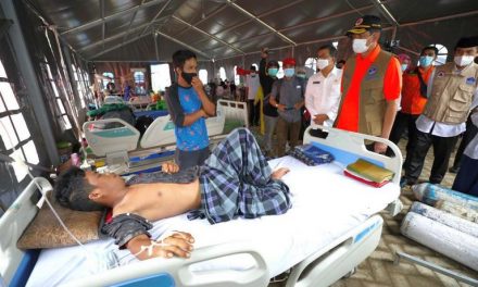 Tinjau RS Darurat Lapangan Mamuju, Ketua Satgas Serahkan Dukungan Senilai 4 Miliar