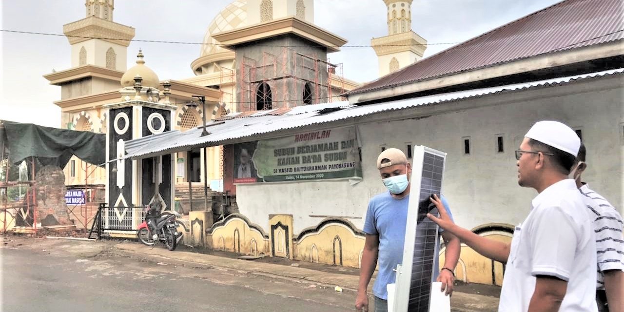 Tidak Sabar ! Wawako Erwin Yunaz Turun Langsung Saksikan Pemasangan Lampu Solar Cell