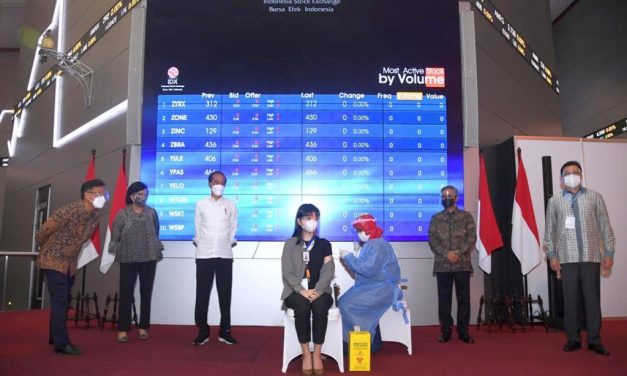 Presiden Jokowi Tinjau Vaksinasi Massal bagi Petugas Publik di Sektor Perbankan dan Pasar Modal