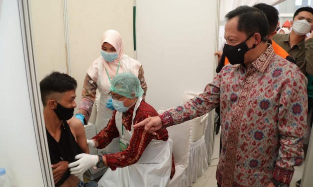Tinjau Vaksinasi di Palembang, Mendagri Ajak Masyarakat Tak Ragu Divaksin Covid-19