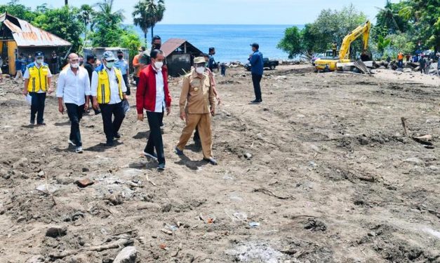 Kunjungi Lembata, Presiden Jokowi Pastikan Kebutuhan para Pengungsi Tercukupi