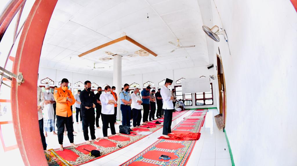 Presiden Tunaikan Salat Jumat di Masjid Babul Jannah
