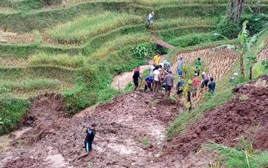 Seorang Warga Menjadi Korban Tebing Longsor di Kabupaten Bandung