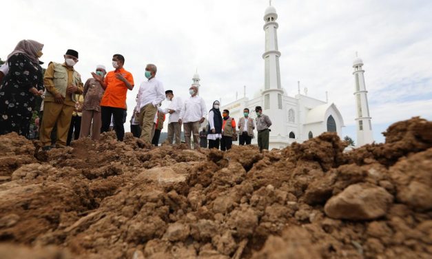 Tinjau Pantai Padang, Doni Monardo Melihat Tempat Bermainnya Kala Muda Rusak Oleh Abrasi
