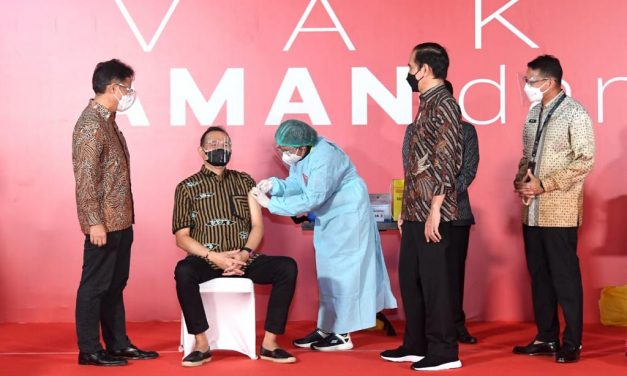 Tinjau Vaksinasi bagi Seniman dan Budayawan, Presiden: Semoga Bisa Terlindungi dari Covid-19