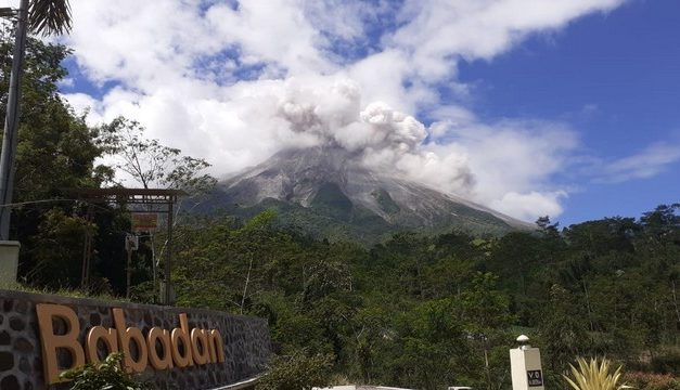 Gunung Merapi Luncurkan Awan Panas Sejauh 2 Kilometer, Hujan Abu Terjadi di Cepogo
