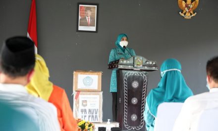 Selain Bagikan Masker, Ketum TP PKK Minta Sampah Masker Tak Cemari Laut NTB