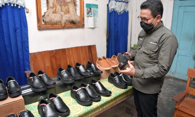 Gus Menteri Kunjungi Desa Balongasem, Tinjau Produksi Sepatu Baker’s Milik BUMDes