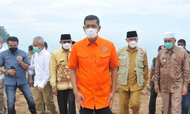 Doni Monardo Minta Masyarakat Jangan Menebang Pohon di Sepanjang Pantai