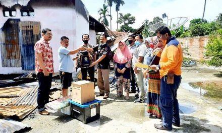 Penyerahan Bantuan Korban Kebakaran di Tiakar