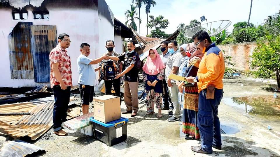 Penyerahan Bantuan Korban Kebakaran di Tiakar