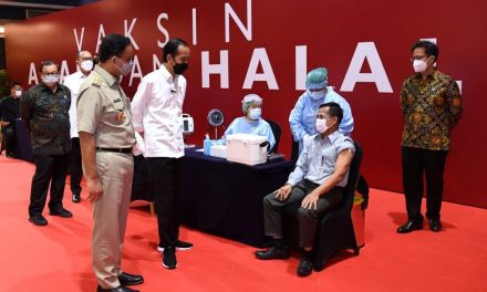 Presiden Jokowi Tinjau Vaksinasi Massal bagi para Pelaku Usaha Perdagangan