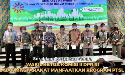 Serahkan Sertipikat Tanah, Wakil Ketua Komisi II DPR RI Ajak Masyarakat Manfaatkan Program PTSL