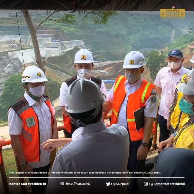 Kepala Staf Kepresidenan beserta Menteri PUPR, Menko Marves, Menteri ATR/BPN dan Gubernur DKI Jakarta meninjau Bendungan Ciawi dan Sukamahi