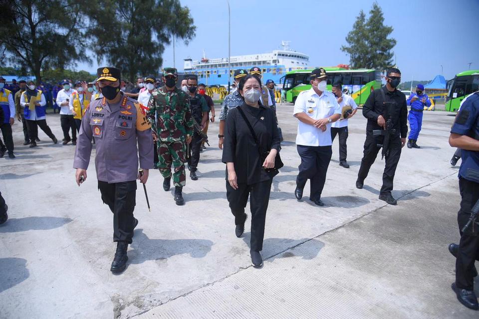 Tinjau Larangan Mudik di Bakauheni, Puan Apresiasi Petugas