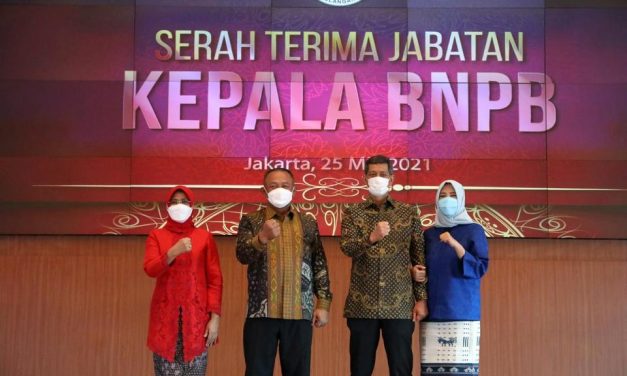 Doni Monardo Resmi Serahkan Jabatan Kepala BNPB kepada Ganip Warsito