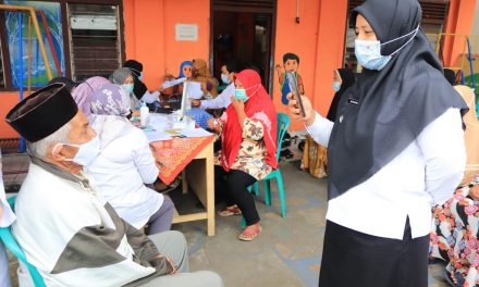 Aksi Camat Payakumbuh Utara Dalam Menyemangati Warga Ikut Vaksinasi, Terharu Dengan Lansia