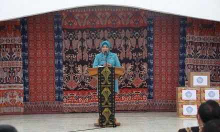 Ketua Umum TP PKK Salurkan Bantuan bagi Pengrajin dan Masyarakat Terdampak Bencana di Sumba