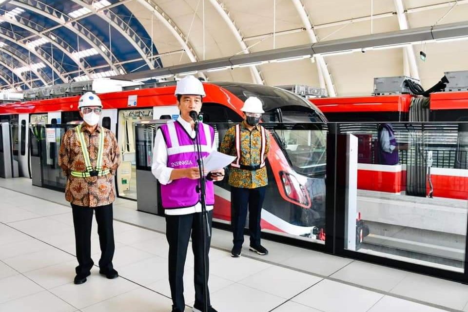 Presiden Jokowi Tinjau Perkembangan Pembangunan LRT Jabodebek