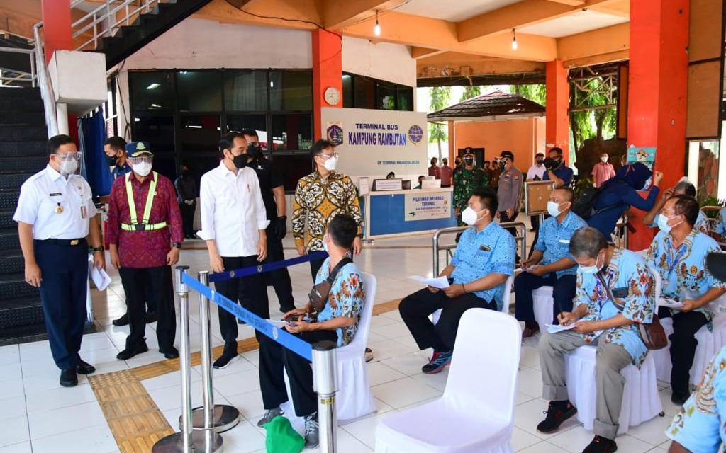 Presiden Tinjau Vaksinasi Covid-19 di Terminal Bus Kampung Rambutan