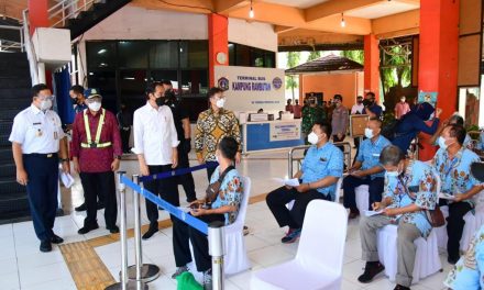 Presiden Tinjau Vaksinasi Covid-19 di Terminal Bus Kampung Rambutan