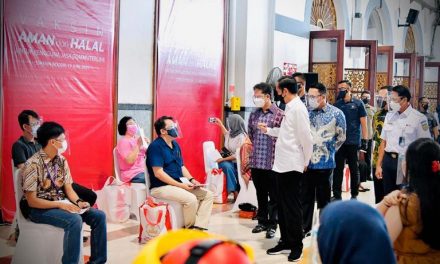 Presiden Tinjau Vaksinasi bagi Masyarakat di Stadion Pakansari Bogor