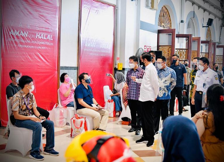 Presiden Tinjau Vaksinasi bagi Masyarakat di Stadion Pakansari Bogor