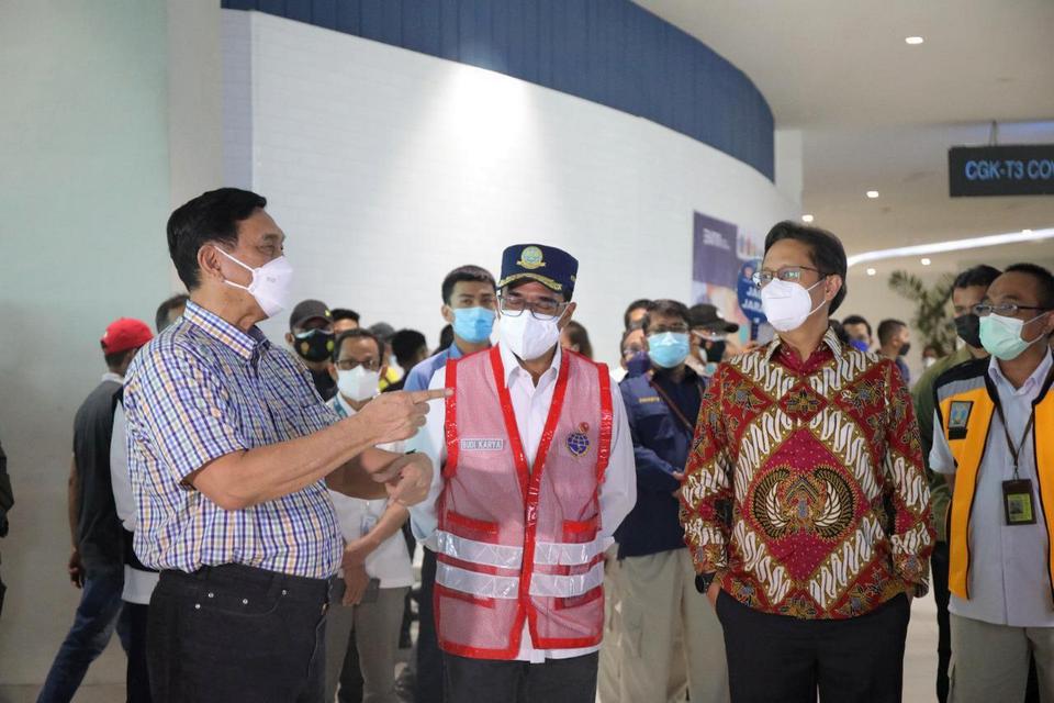Pastikan Tercapainya Target Vaksinasi, Menko Luhut Kunjungi Sentra Vaksinasi Bandara Soekarno Hatta