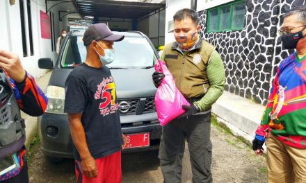 Direktorat Pol PP dan Linmas Kemendagri Beserta Satpol PP Provinsi Jawa Barat Berikan Bansos dan Patroli Prokes Jabar
