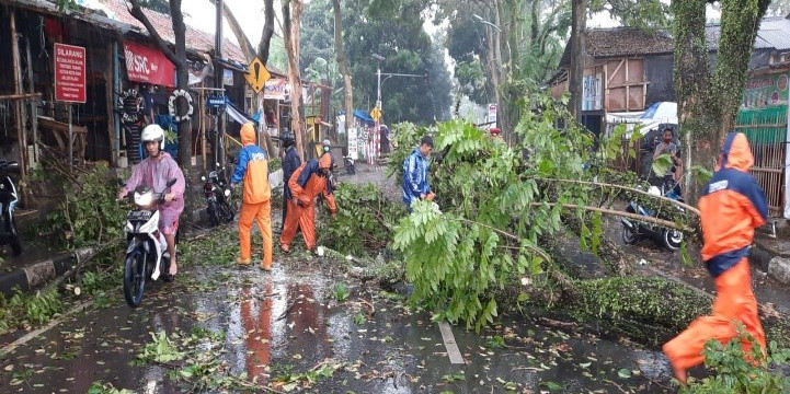 [UPDATE] – Sebanyak 152 Jiwa Terdampak Angin Kencang di Kota Cimahi