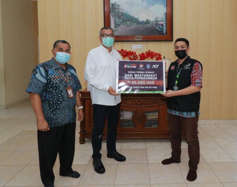 Wako Riza Falepi Serahkan Donasi Masyarakat Payakumbuh Peduli Palestina