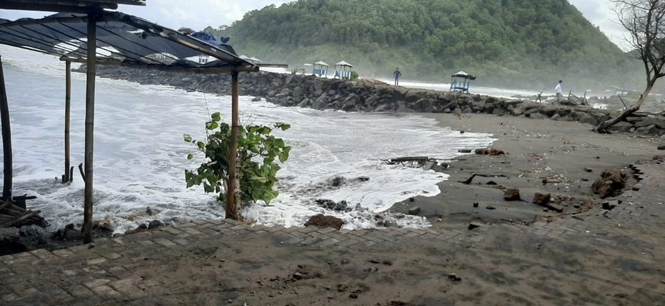 BPBD Minta Warga Kebumen Waspadai Gelombang Tinggi Pantai Suwuk