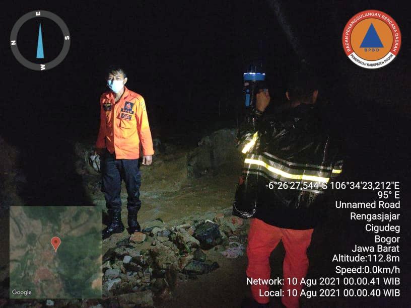 Banjir Surut Menyisakan Lumpur Rumah Warga Dua Desa di Wilayah Kabupaten Bogor