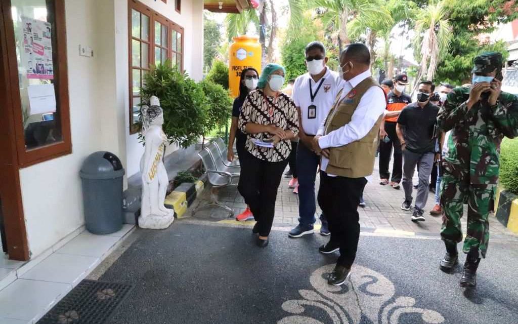 Kepala BNPB Sapa dan Semangati Sekeluarga Pasien Covid-19 di Wisma Bima Bali
