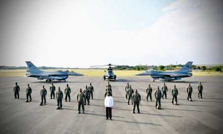 Momen Presiden Foto Bersama Penerbang Garuda Flight dan Nusantara Flight