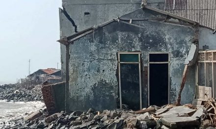 Abrasi Pantai Akibatkan 75 Rumah Warga Karawang Rusak Berat