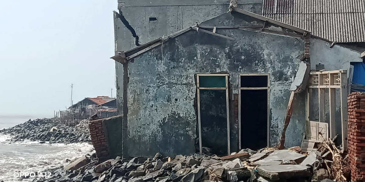Abrasi Pantai Akibatkan 75 Rumah Warga Karawang Rusak Berat