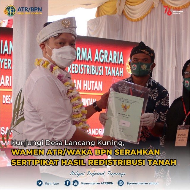 Kunjungi Desa Lancang Kuning, Wamen ATR/Waka BPN Serahkan Sertipikat Hasil Redistribusi Tanah