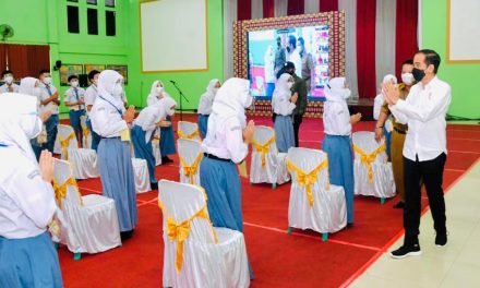 Tinjau Vaksinasi Pelajar di Lampung, Presiden: Secepatnya Pelajar Bisa Segera Ikut dalam PTM