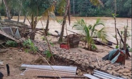 Masyarakat Kabupaten Kampar Bersihkan Material Pasca Banjir Bandang di Wilayahnya