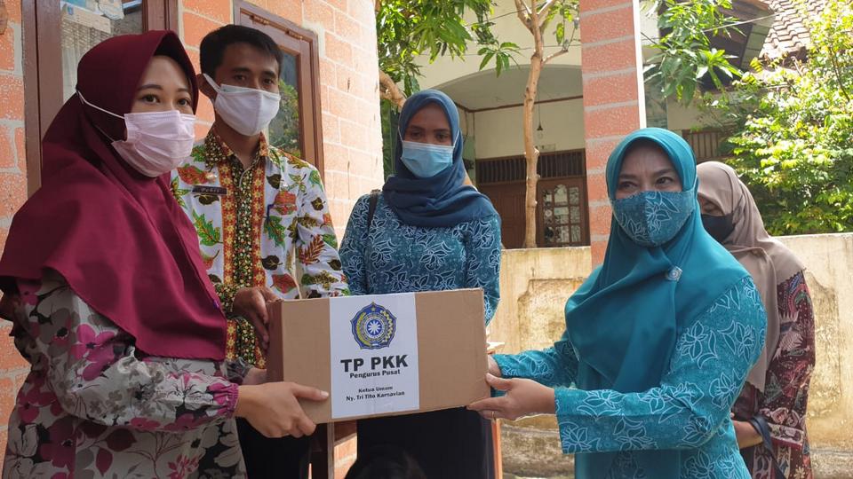 TP PKK Pusat Telah Salurkan 10 Ribu Paket Sembako dan Getol Sosialisasikan Prokes 5M serta Dukung Program Vaksinasi