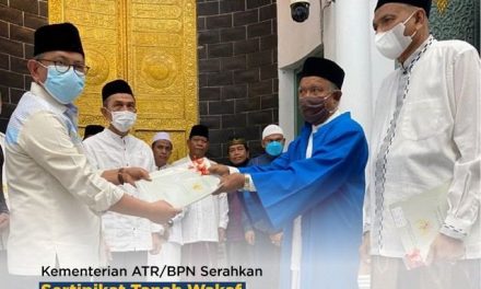 Kementerian ATR/BPN Serahkan Sertipikat Tanah Wakaf Masjid Raya Baiturrahman Aceh